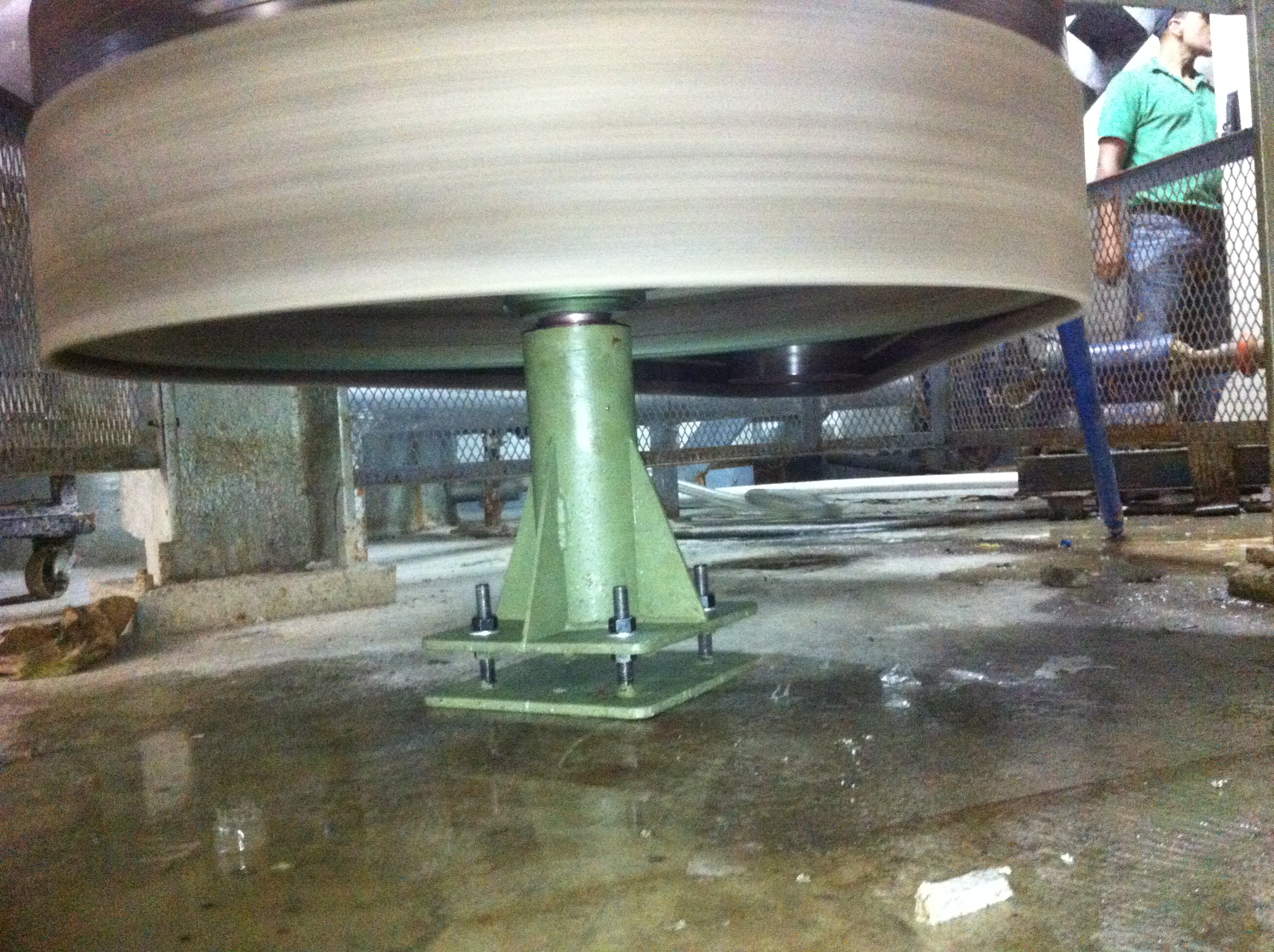 Large pulper pulley supported in its operating position