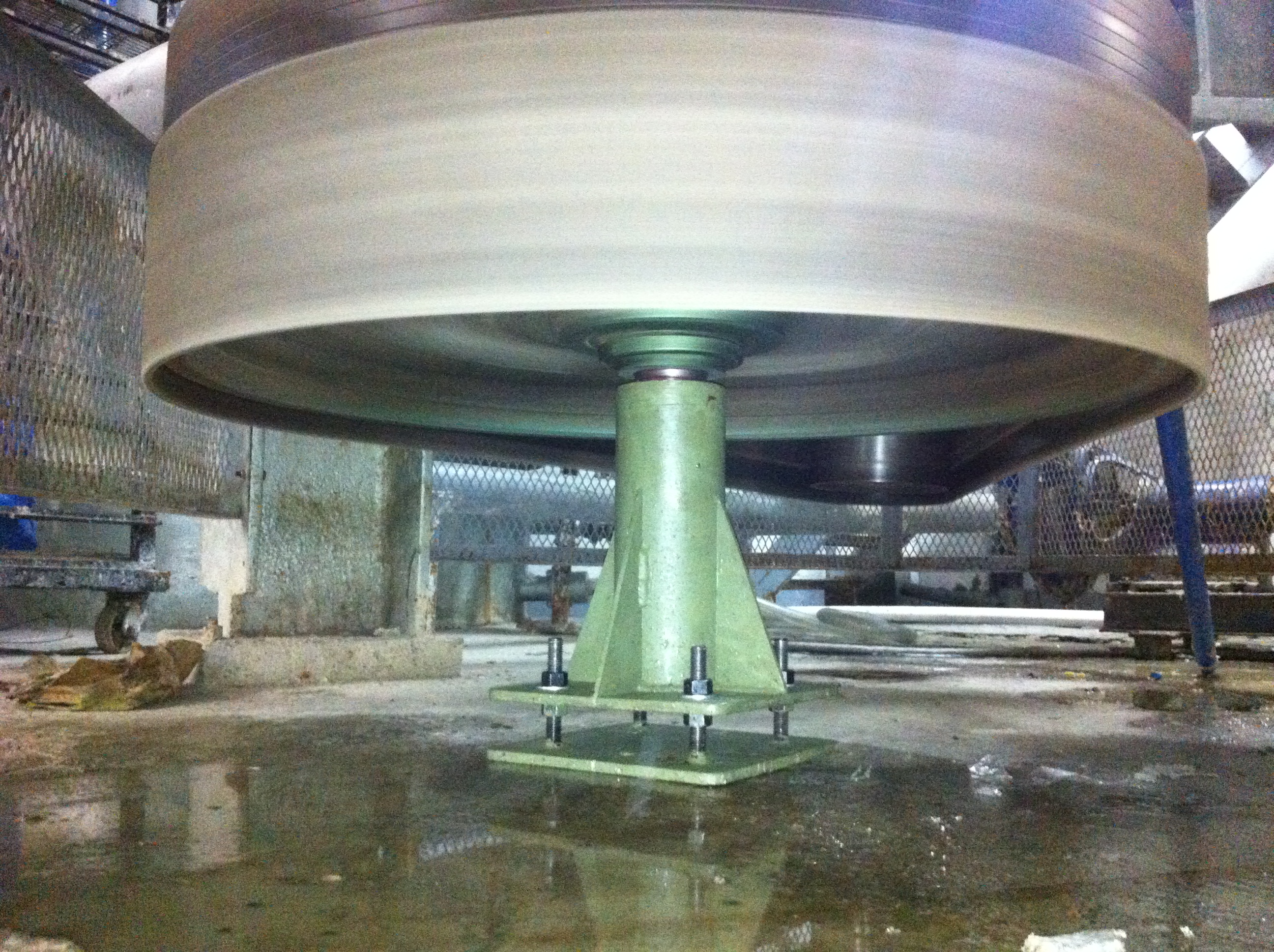 Heavy pulper pulley with an additional engineered support